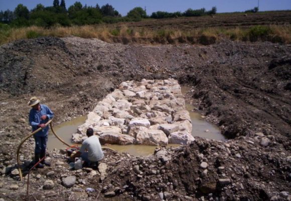 Pennelli con massi ciclopici contro l’erosione spondale