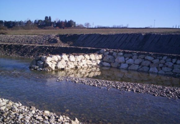 Pennelli con massi ciclopici contro l’erosione spondale