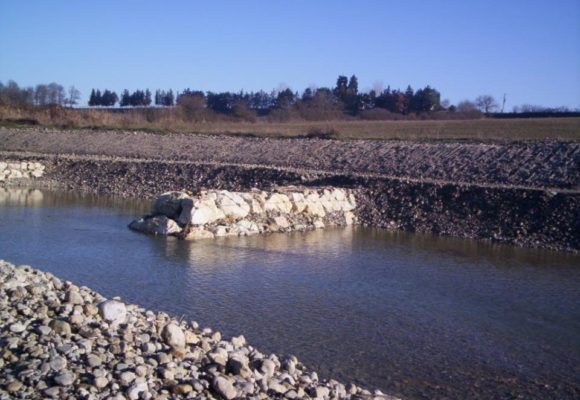 Pennelli con massi ciclopici contro l’erosione spondale