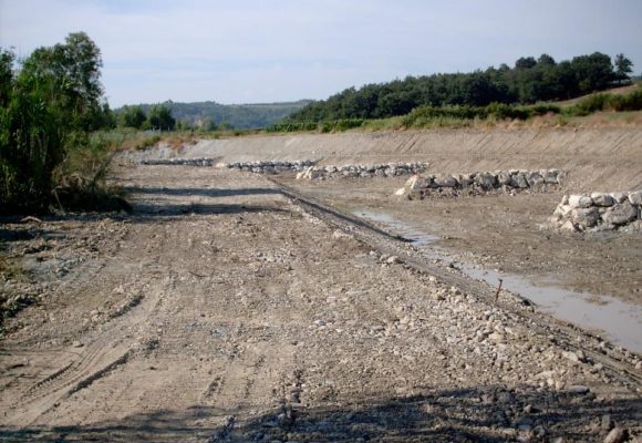 Pennelli con massi ciclopici contro l’erosione spondale