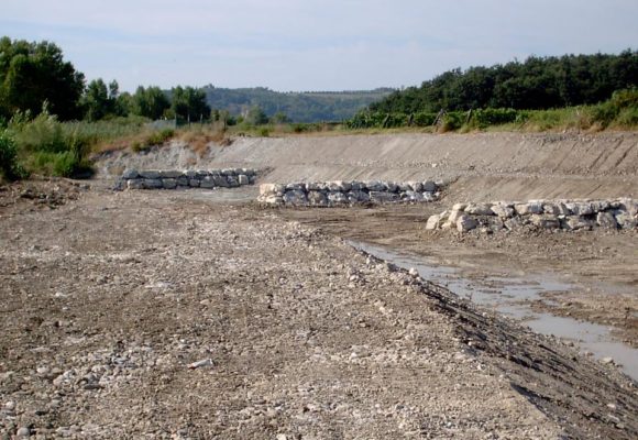 Pennelli con massi ciclopici contro l’erosione spondale